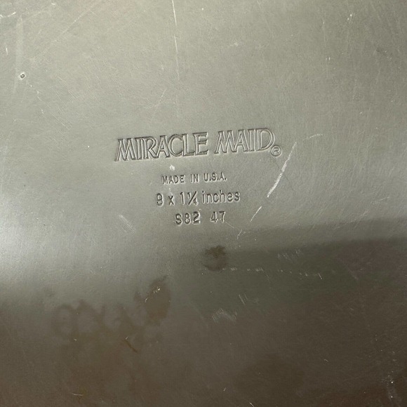 Miracle Maid USA Set of Two 9" Round Layer Cake Baking Pans 9 x 1 1/4 - Picture 5 of 7